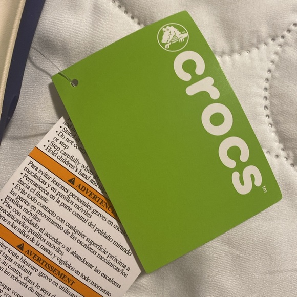 🎈 2 for $45 - NWT ladies colorblock flat Crocs size 5 - Picture 4 of 7